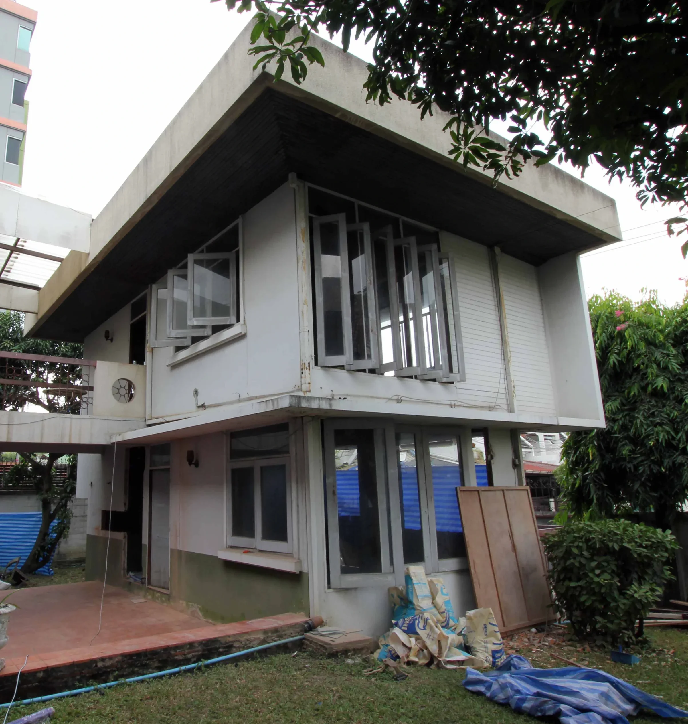 private-luxury-mid-century-style-before-makeover-renovation